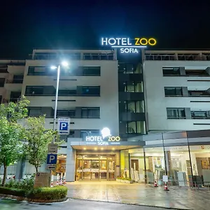 Zoo - Secured Paid Parking Hotel